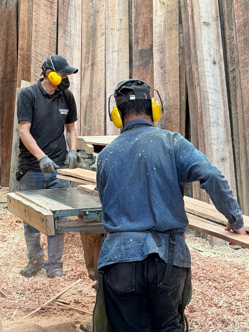 Corte y cepillado de madera